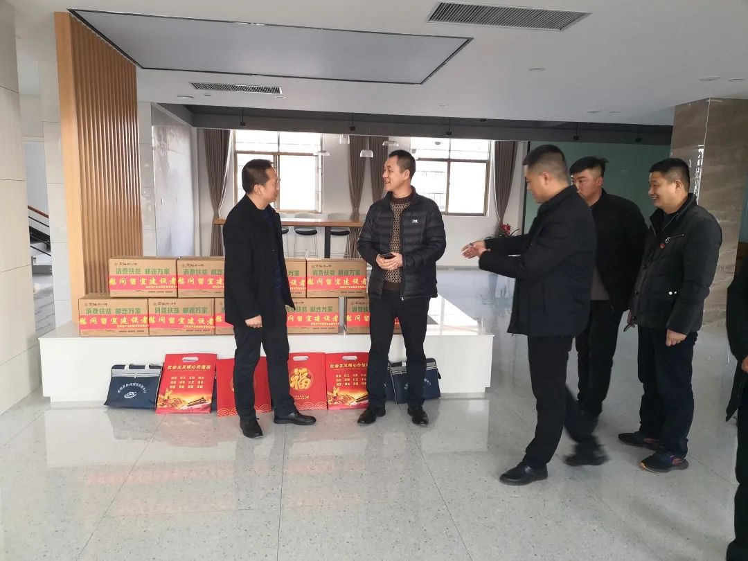 宜阳工业园区向导慰问来利国际app春节驻厂职员_来利国际app
