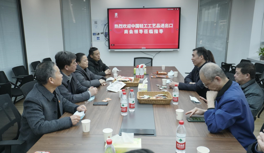 中国轻工工艺品收支口商会到我司旅行考察_来利国际app