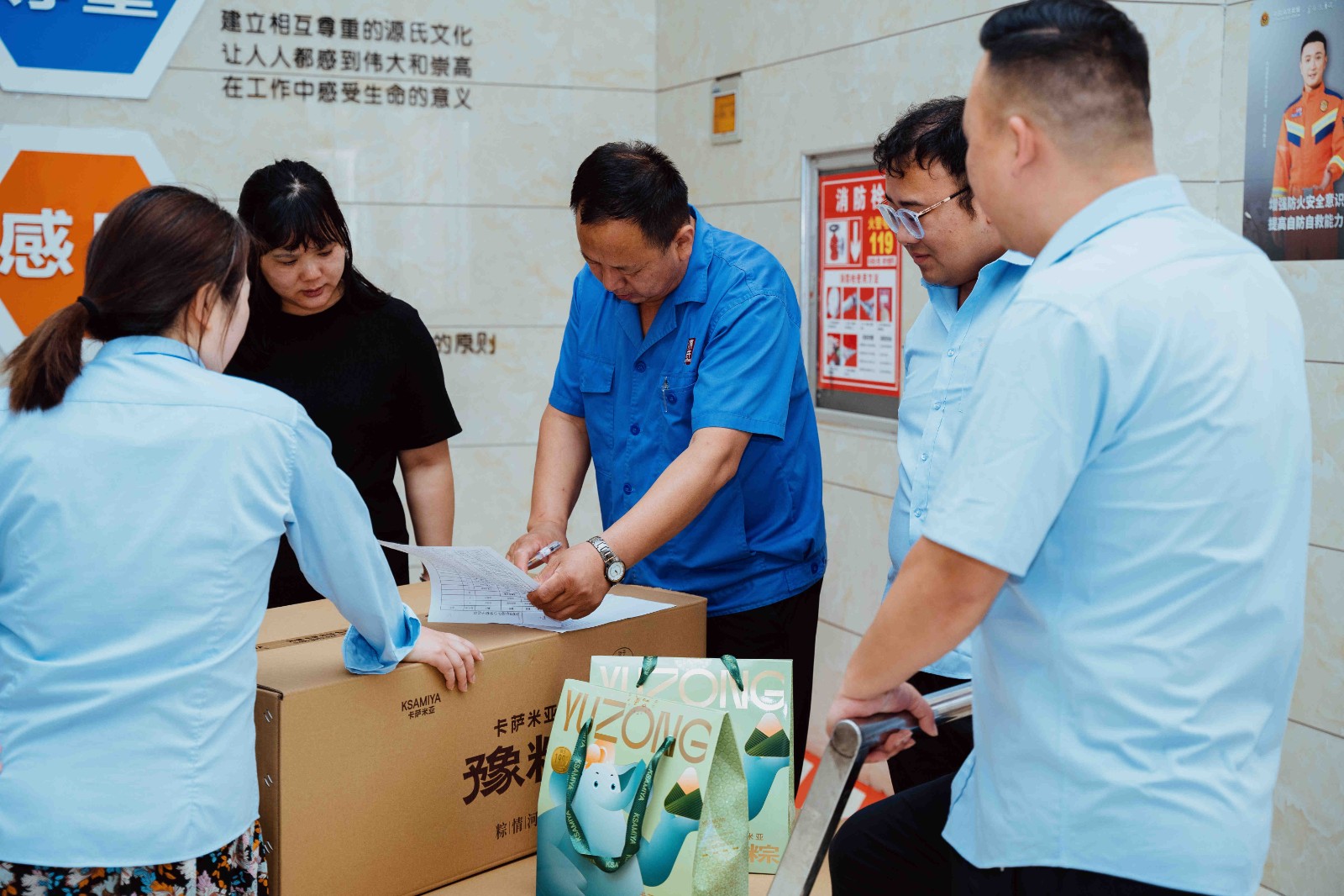 粽情端午 暖心相伴 | 公司发放端午节福利并组织DIY辣条粽活动_来利国际app