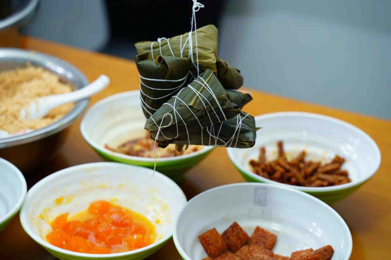 粽情端午 暖心相伴 | 公司发放端午节福利并组织DIY辣条粽活动_来利国际app