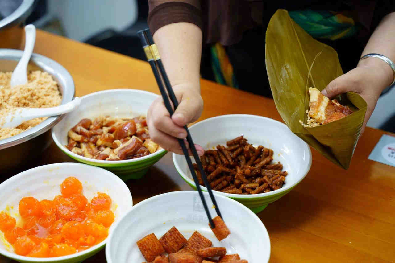 粽情端午 暖心相伴 | 公司发放端午节福利并组织DIY辣条粽活动_来利国际app